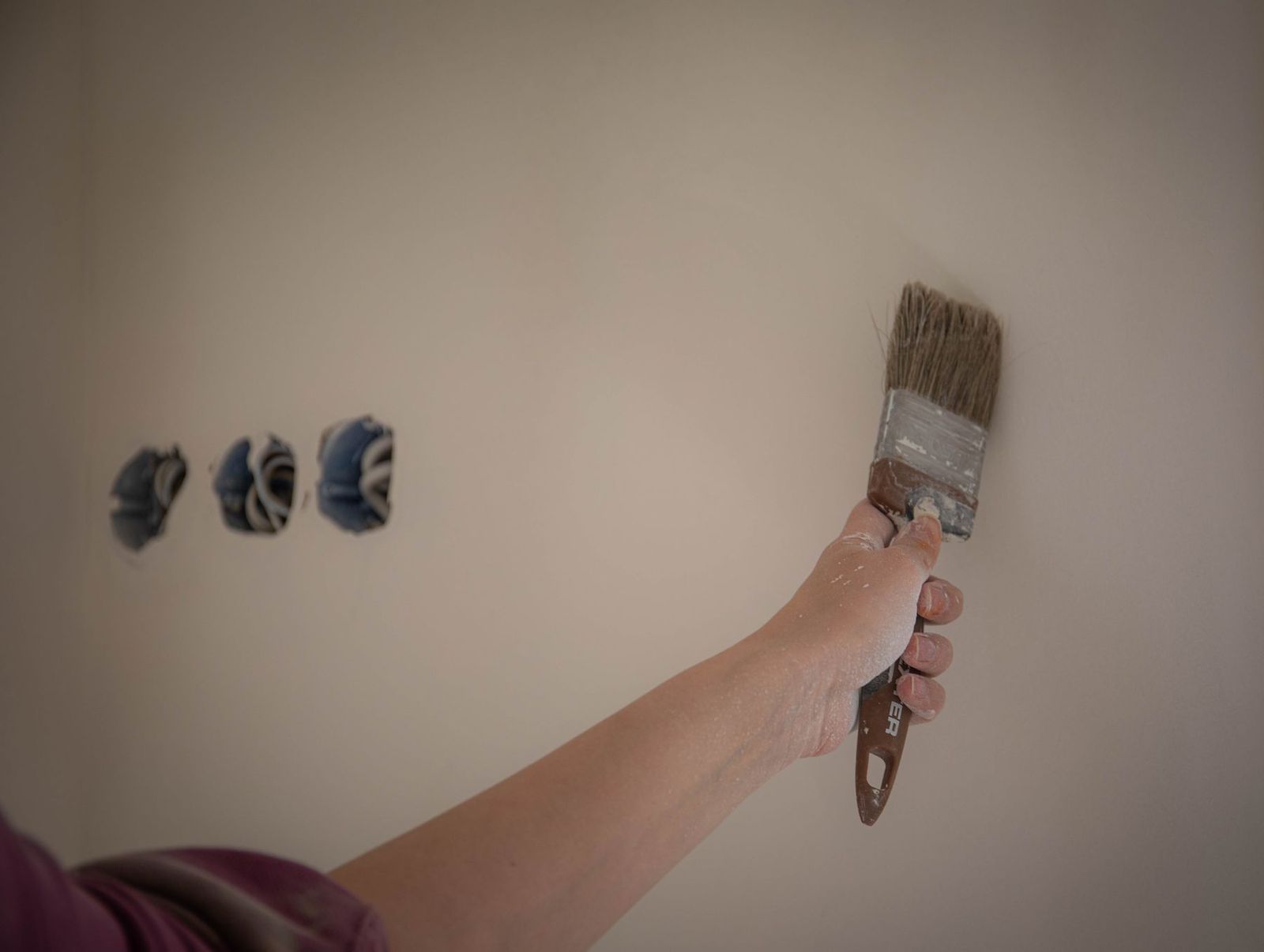 Wand wird mit dem Pinsel gestrichen